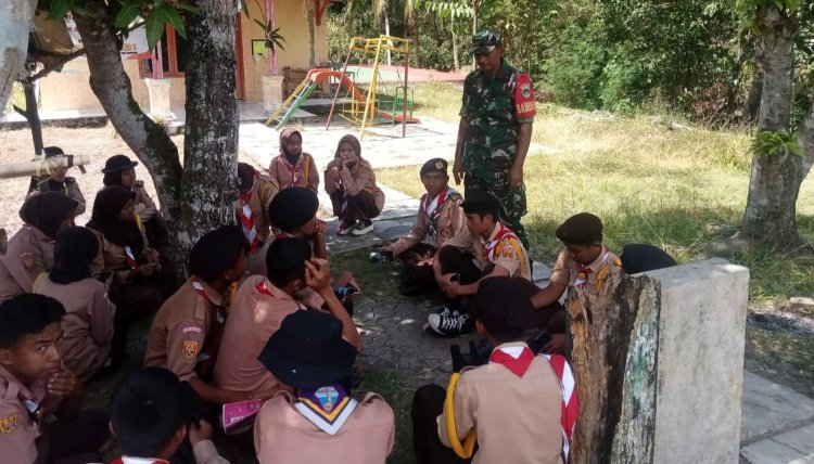 Babinsa Koramil 2212/Tegalbuleud Berikan Wawasan Kebangsaan kepada Siswa Pramuka