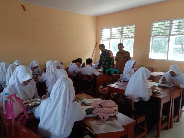 Babinsa Koramil 2214/Surade Laksanakan Pendampingan BGN di SMPN 1 Surade