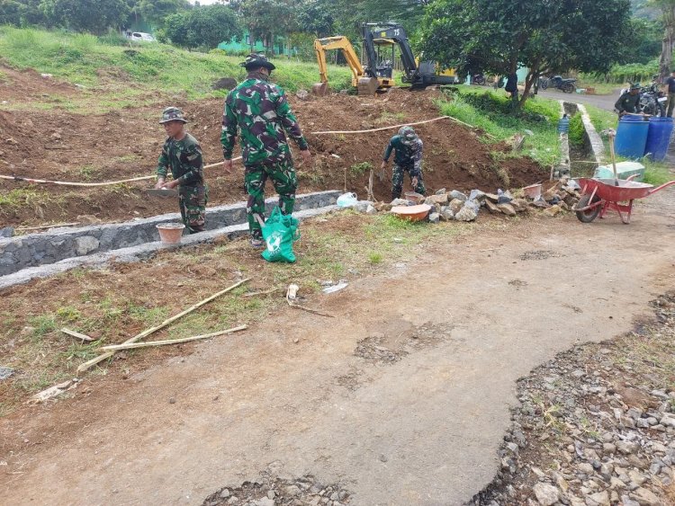 Babinsa Koramil 2205/Kalapanunggal Laksanakan Kegiatan Bhakti Pembuatan Drainase di Makodim 0622/Kab. Sukabumi