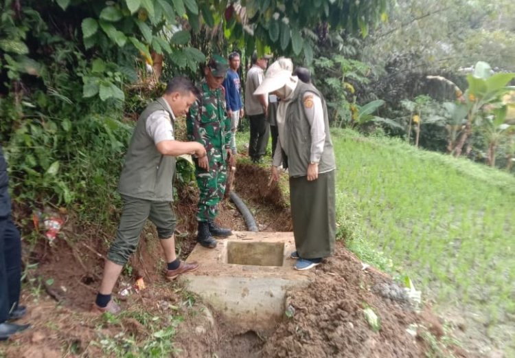 Babinsa Koramil 2204/Cikidang Dampingi Kementerian Pertanian Cek Irigasi di Desa Bumisari