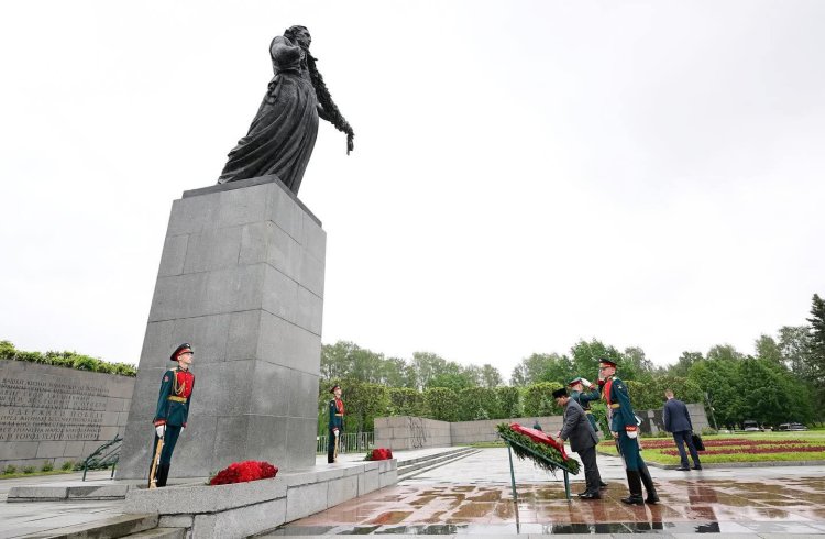 Presiden RI Prabowo Subianto Lakukan Upacara Penghormatan di Piskarovskoye Memorial Cemetery, Rusia