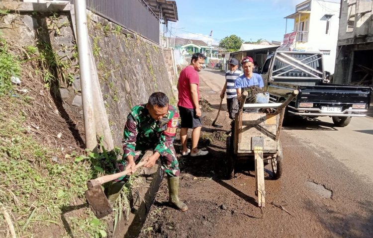 Bhakti TNI Koramil 2205/Kalapanunggal: Pelda Mulawarman Gelar Kerja Bakti Pembersihan Jalan