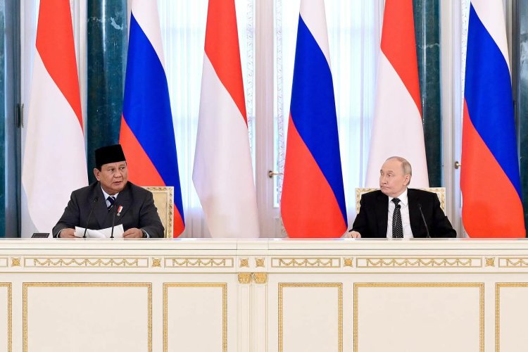 Presiden RI Prabowo Subianto melakukan pertemuan bilateral dengan Presiden Federasi Rusia Vladimir Putin di Istana Konstantinovsky,