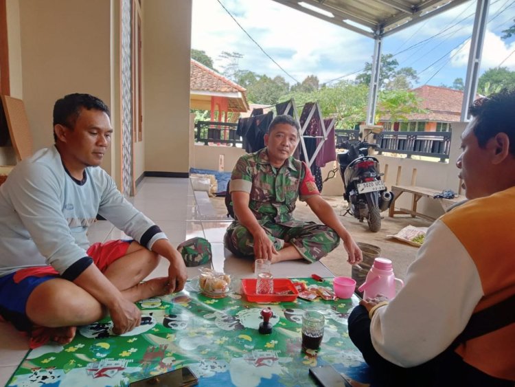 Babinsa Koramil 2207/Jampangtengah Laksanakan Komsos di Desa Tanjungsari