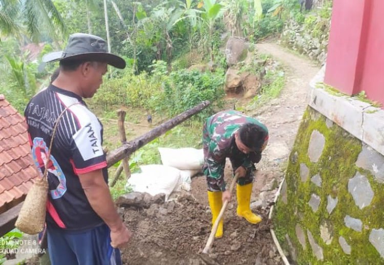 Karya Bakti Babinsa Koramil 2201/Cisolok di Desa Pasir Baru