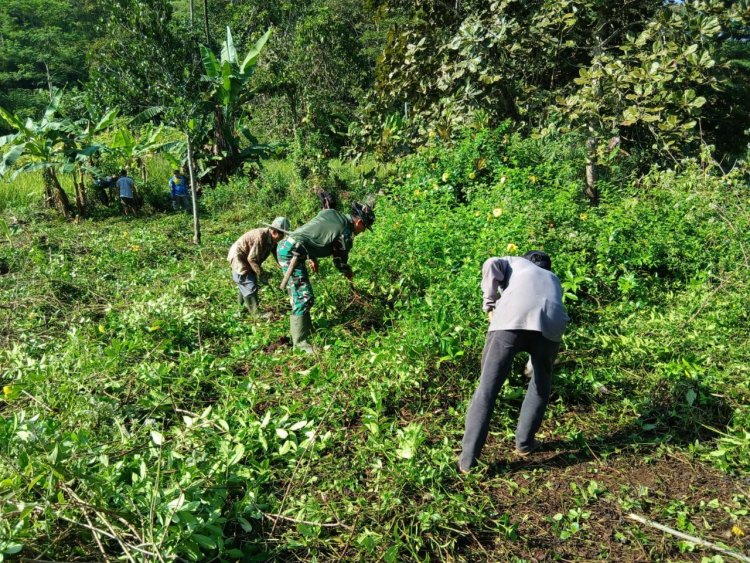Pembersihan TPU oleh Babinsa Desa Pangkalan Bersama Warga