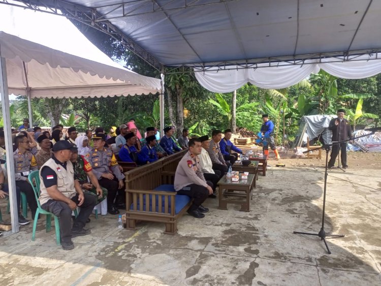 Babinsa Koramil 2201/Cisolok Hadiri Peletakan Batu Pertama Rumah Syukur Layak Huni di Desa Cisolok