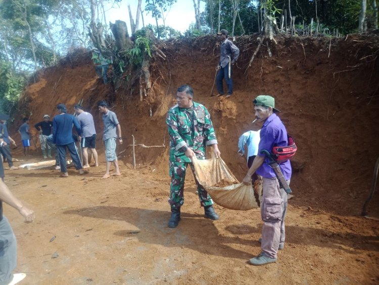 BABINSA KORAMIL 2204/CIKIDANG LAKSANAKAN KERJA BAKTI PELEBARAN JALAN DI DESA CIKARAE THOYIBAH