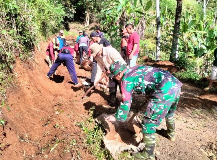 BABINSA KORAMIL 2207/JAMPANGTENGAH BERSAMA WARGA LAKSANAKAN KARBAK PEMBANGUNAN SELOKAN