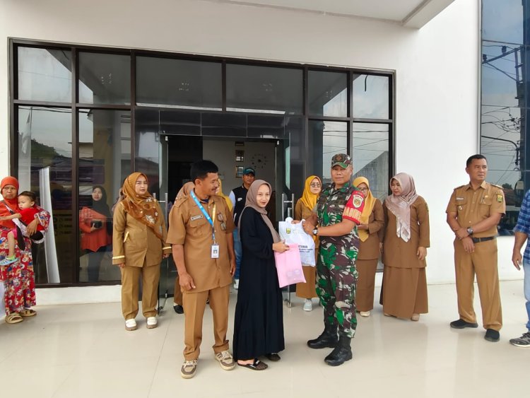 Babinsa Koramil 2206/Parakansalak Hadiri Penyerahan Bantuan untuk Keluarga Rawan Stunting