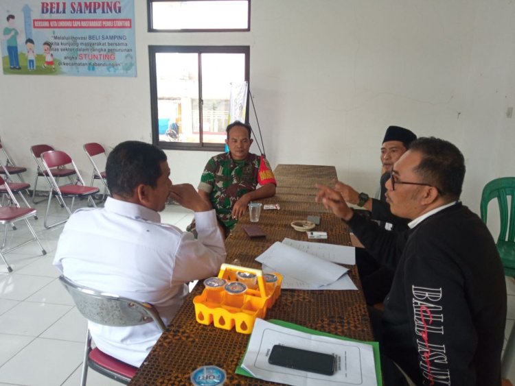 Babinsa Koramil 2205/Kalapanunggal Jalin Komsos dengan Aparatur Desa Tugubandung