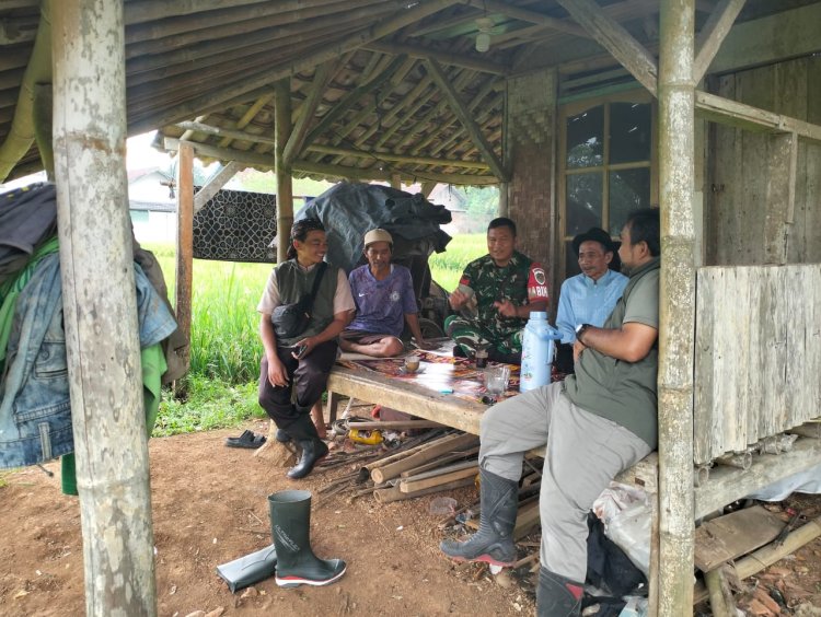 Babinsa Koramil 2206/Parakansalak Tingkatkan Silaturahmi Lewat Komsos Bersama Tokoh Masyarakat