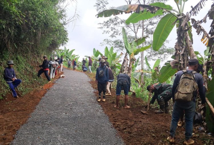 Babinsa Koramil 2207/Jampangtengah Laksanakan Karya Bhakti Bersama Warga