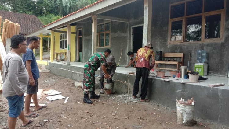 BABINSA KORAMIL 2202/PALABUHANRATU LAKSANAKAN BAKTI PEMBANGUNAN MADRASAH DINIYAH DI DESA MEKAR ASIH