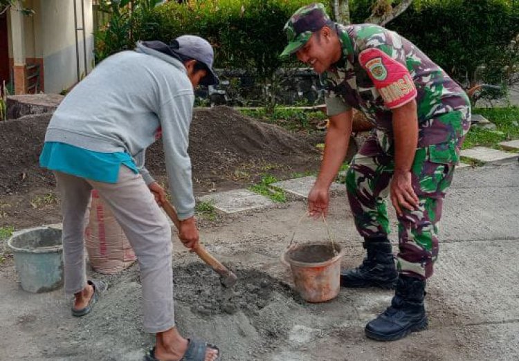 BABINSA KORAMIL 2204/CIKIDANG LAKSANAKAN BAKTI PEREHABAN MUSHOLA DI DESA CIKIRAY