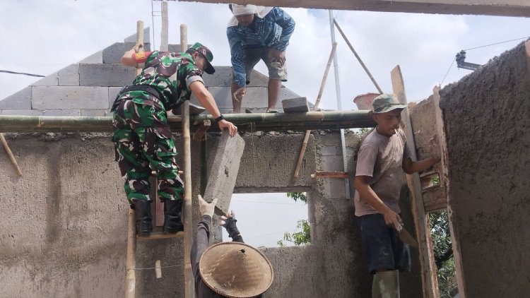 Babinsa Koramil 2208/Nyalindung Laksanakan Karya Bakti Pembangunan Posyandu di Desa Cisitu