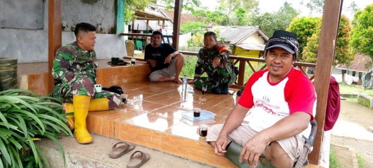 Babinsa Koramil 2201/Cisolok Laksanakan Komsos dan Monitoring Wilayah di Desa Caringin