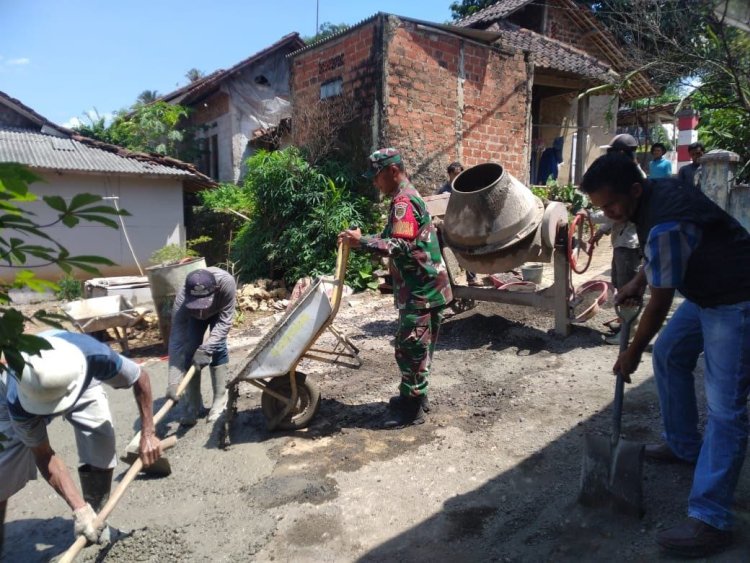 Babinsa Koramil 2207/Jampangtengah Laksanakan Karya Bakti Pengecoran Jalan Bersama Warga