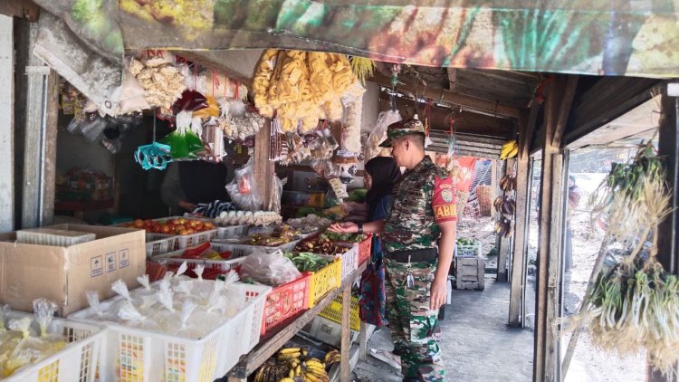 BABINSA KORAMIL 2208/NYALINDUNG LAKSANAKAN MONITORING HARGA SEMBAKO DI PASAR NYALINDUNG