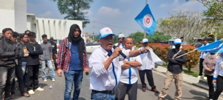 Gagal Bertemu Gubernur, Massa Aksi Dari Perkumpulan Eks. Narapidana  Ditemui  Adang Kabid SMA Dinas Pendidikan Banten.