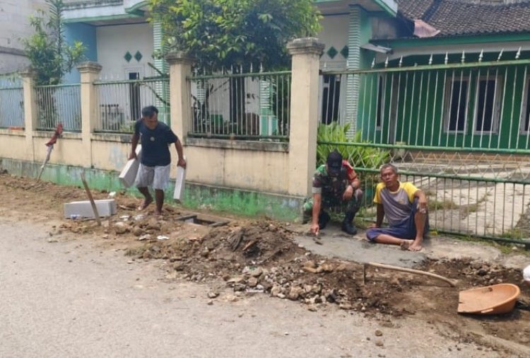 BABINSA KORAMIL 2206/PARAKANSALAK LAKSANAKAN BHAKTI PERBAIKAN PARIT DI DESA BOJONGLONGOK