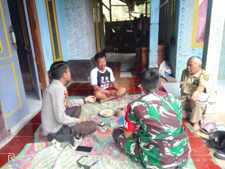 Babinsa Koramil 2208/Nyalindung Jalin Komunikasi Sosial dengan Warga Desa Cijangkar