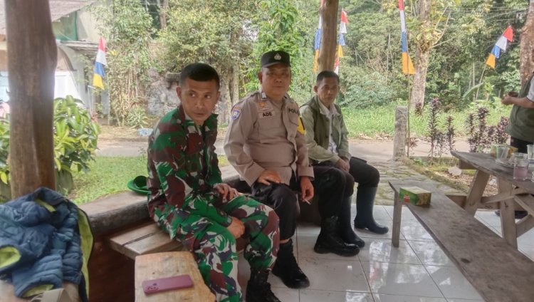 Babinsa Kalapanunggal Laksanakan Komsos Bersama Bhabinkamtibmas di Desa Gunung Endut