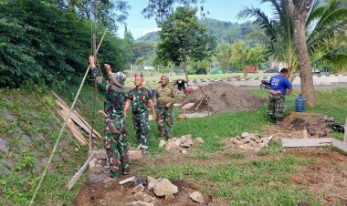 Babinsa Koramil 2205/Kalapanunggal Laksanakan Karya Bhakti Pembuatan Gudang di Makodim 0622/Kab. Sukabumi