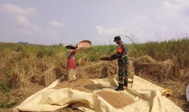 Babinsa Koramil 2209/Lengkong Dampingi Kegiatan Ketahanannpangan di Desa Lengkong