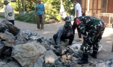 Babinsa Koramil 2212/Tegalbuleud Laksanakan Karya Bhakti Perbaikan Jalan Bersama Warga