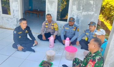 Babinsa Koramil 2211/Sagaranten Jalin Komsos Bersama Kades dan Linmas Desa Hegarmanah