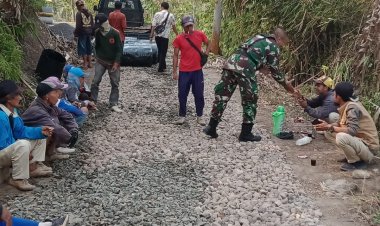 Babinsa Koramil 2204/Cikidang Laksanakan Karya Bakti Pengaspalan Jalan Desa