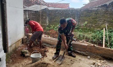 Babinsa Koramil 2214/Surade Laksanakan Kerja Bakti Bersama Warga di Desa Banyumurni