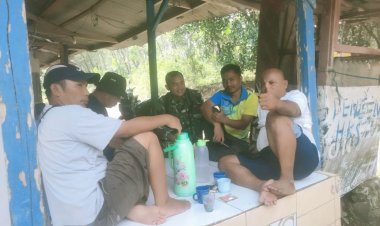 Babinsa Koramil 2201/Cisolok Laksanakan Komsos dan Monitoring Wilayah di Desa Cileungsing