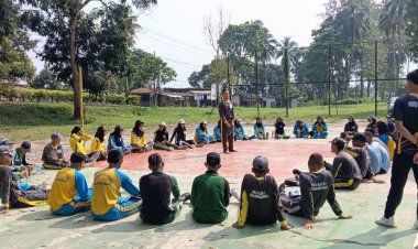 Babinsa Koramil 2205/Kalapanunggal Latih Paskibra Tingkat Kecamatan