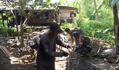 Babinsa Koramil 2207/Jampangtengah Laksanakan Karya Bakti Perbaikan Saluran Air Bersama Warga