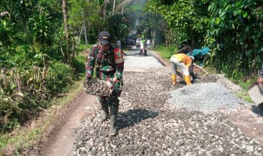 Babinsa Koramil 2208/Nyalindung Laksanakan Karya Bakti Pengaspalan Jalan di Desa Buniwangi