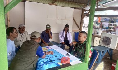 Babinsa Koramil 2201/Cisolok Laksanakan Komsos dan Monitoring Wilayah