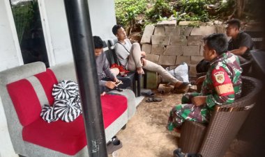 Babinsa Koramil 2202/Palabuhanratu Laksanakan Komsos Bersama Warga Desa Cihaur