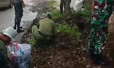 Babinsa Koramil 2208/Nyalindung Gelar Karbak Pembersihan Parit Bersama Linmas di Kp. Nyalindung