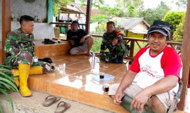 BABINSA KORAMIL 2201/CISOLOK LAKSANAKAN KOMSOS DENGAN WARGA DESA CARINGIN