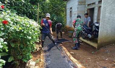 Babinsa Koramil 2205/Kalapanunggal Laksanakan Karya Bhakti Hotmix Jalan Bersama Warga