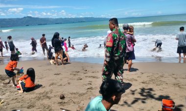 Babinsa Koramil 2202/Palabuhanratu Laksanakan Pemantauan dan Pengamanan di Obyek Wisata Pantai Batu Bintang