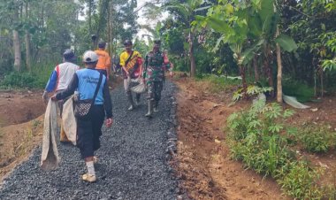BABINSA KORAMIL 2211/SAGARANTEN LAKSANAKAN KARYA BHAKTI PENGASPALAN JALAN LINGKUNGAN