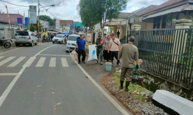 BABINSA KORAMIL 2209/LENGKONG GELAR KARYA BAKTI PEMBERSIHAN SELOKAN BERSAMA WARGA