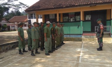 BABINSA KORAMIL 2208/NYALINDUNG LAKSANAKAN PEMBINAAN ANGGOTA LINMAS DI DESA BOJONG KALONG