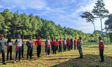 Babinsa Koramil 2214/Surade Laksanakan Monitoring Pelatihan Paskibra di Kecamatan Waluran