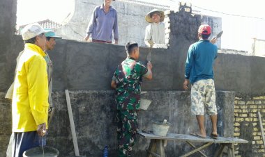 Babinsa Koramil 2212/Tegalbuleud Laksanakan Karya Bhakti Perbaikan Masjid