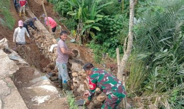BABINSA KORAMIL 2206/PARAKANSALAK LAKSANAKAN KARYA BHAKTI PEMBUATAN TPT DI DESA LEBAKSARI