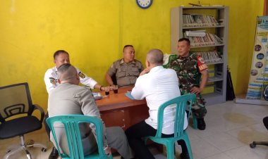 Babinsa Koramil 2214/Surade Laksanakan Komsos dengan Staf Desa Mekarsakti